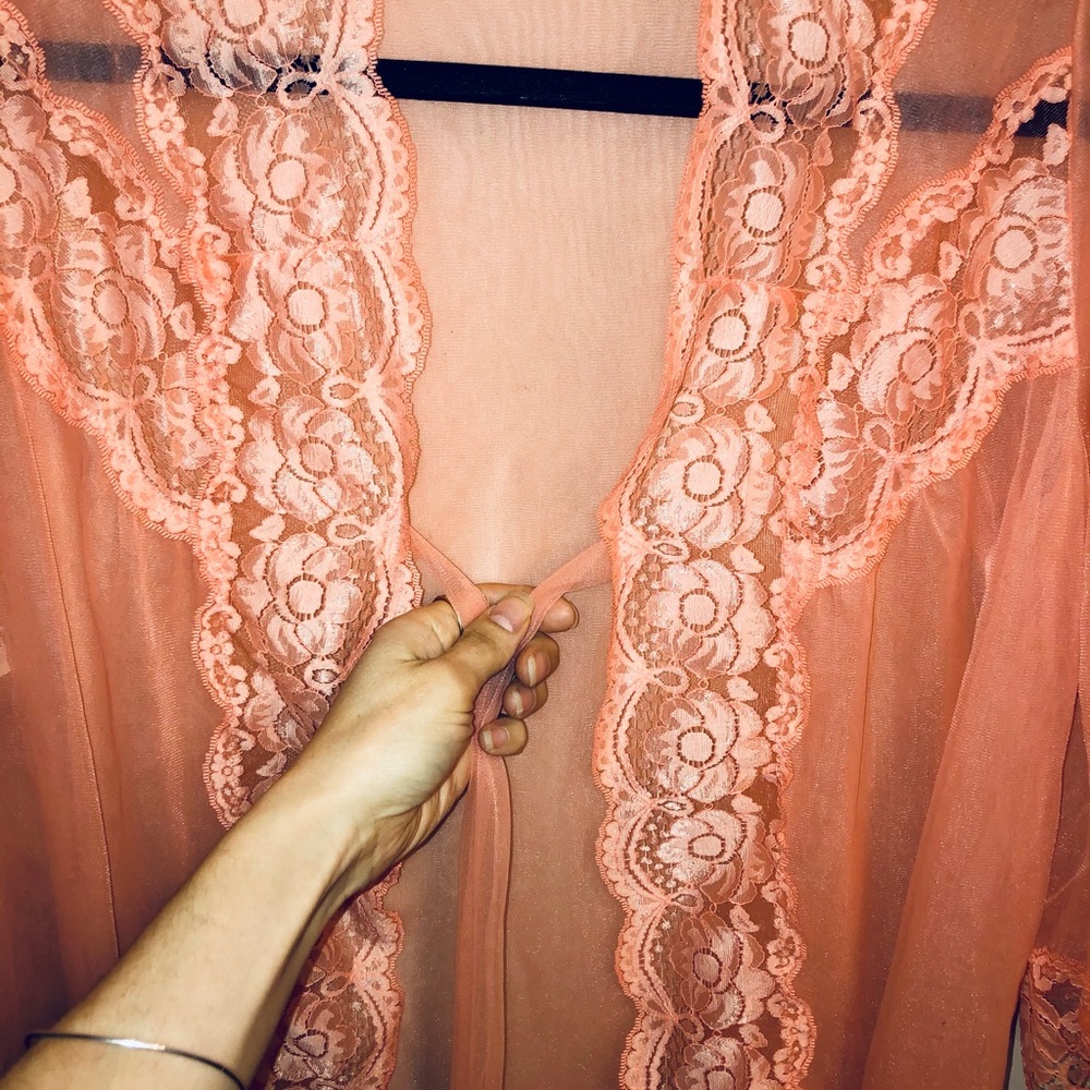 Delicate Vintage Robe - Picture 2 of 7